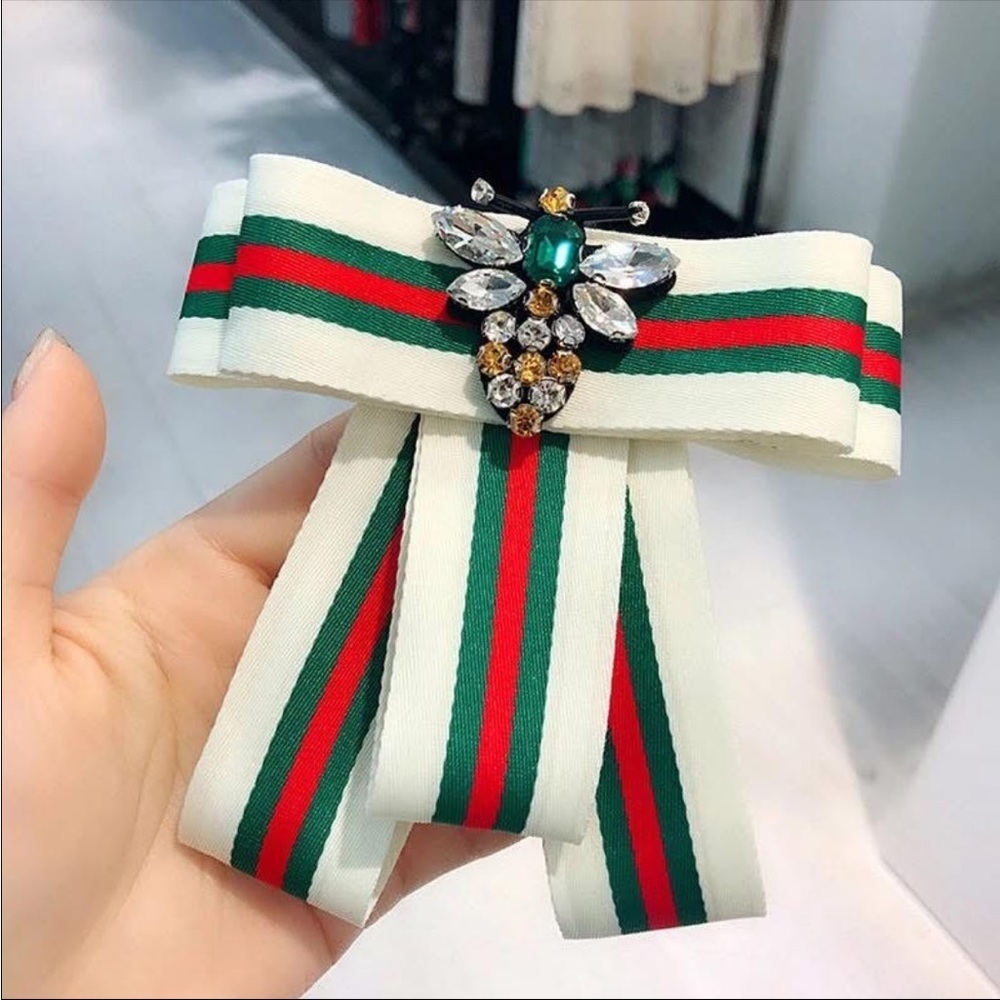 Elegant Striped Bow Brooch with Bee Design - Picture 2 of 3